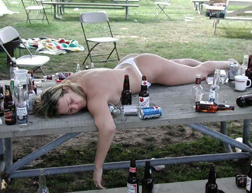 Nem a Tribute fesztivál képei - és nem rockerek képei! naked-drunk-woman