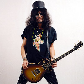 Slash:  felajánlottuk neki, hogy énekeljen nálunk, de ő a másik zenekart választotta