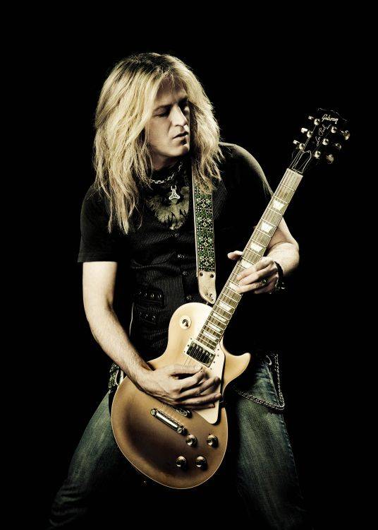 Doug Aldrich: rockbuli a Whitesnake gitárhősével
