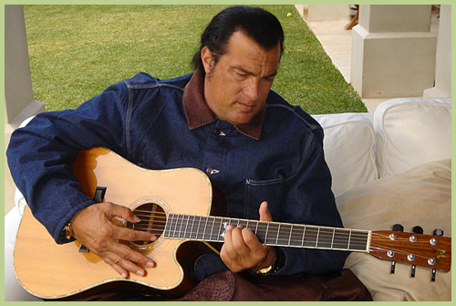 Steven Seagal és Hugh Laurie  Budapestre hozzák a bluest