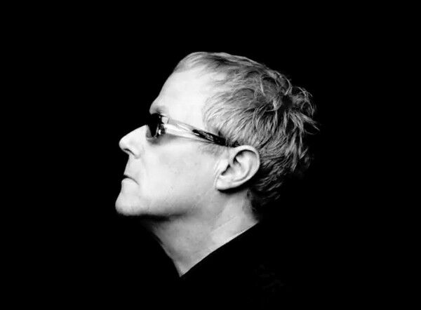David J - A Gozsduban játszik a Bauhaus zenekar egykori basszusgitárosa