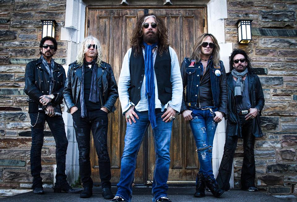 Egy hét és itt  a The Dead Daisies