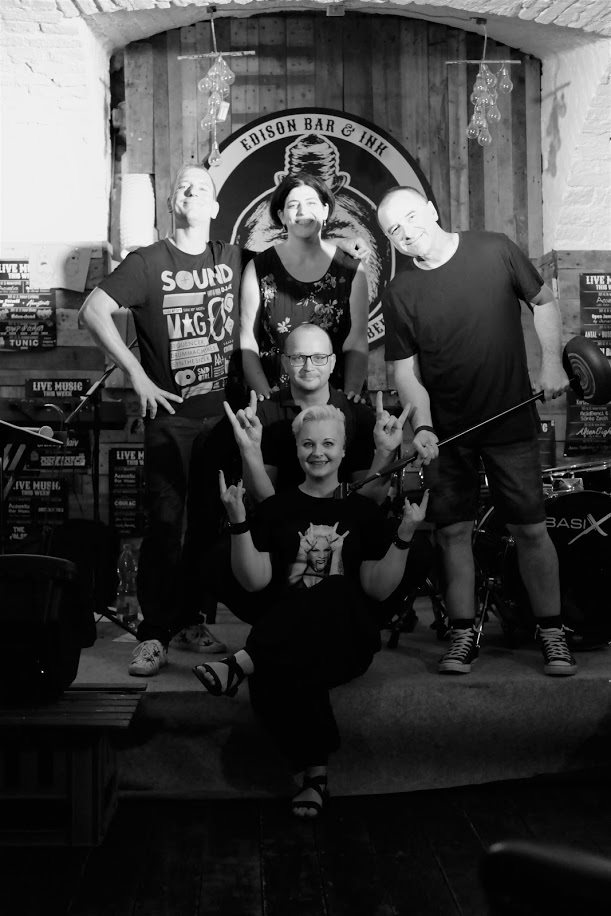 Ingyenes Halloweeni cover show a Pink Pill banddel