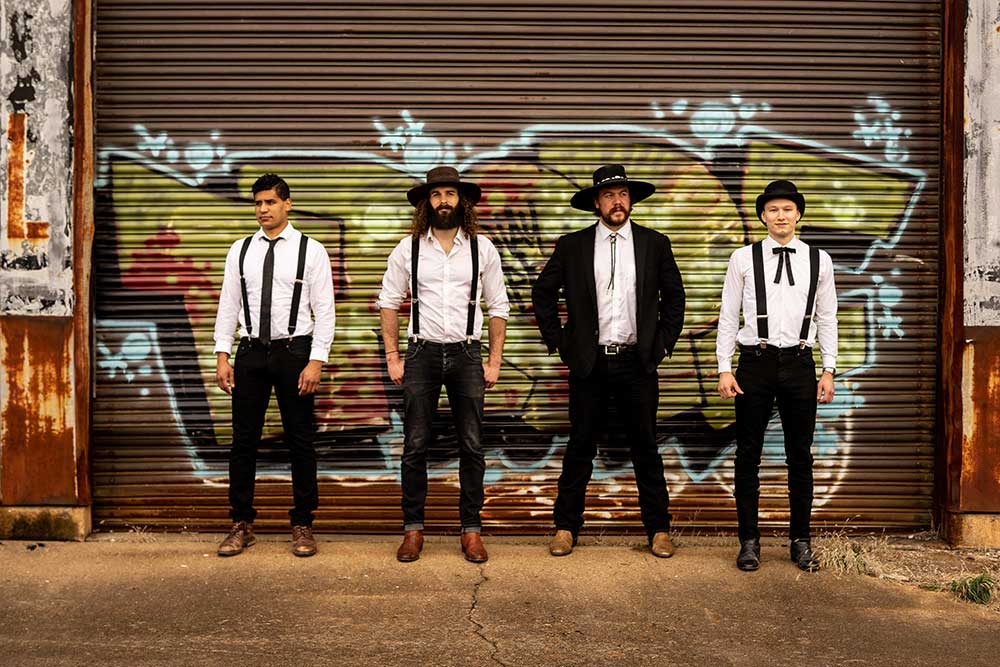A Mumford and Sons gonosz ikertestvérei, a The Dead South először Magyarországon