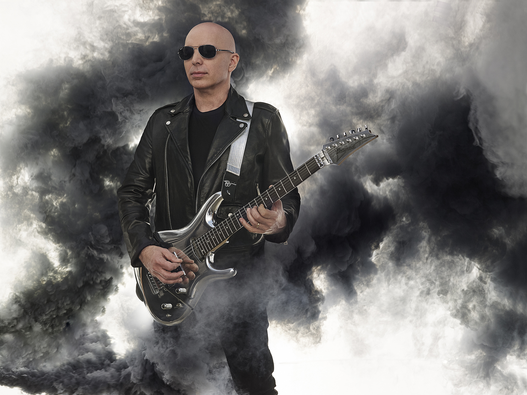 Joe Satriani: új lemezt hozva pótolja fellépését az amerikai gitáros