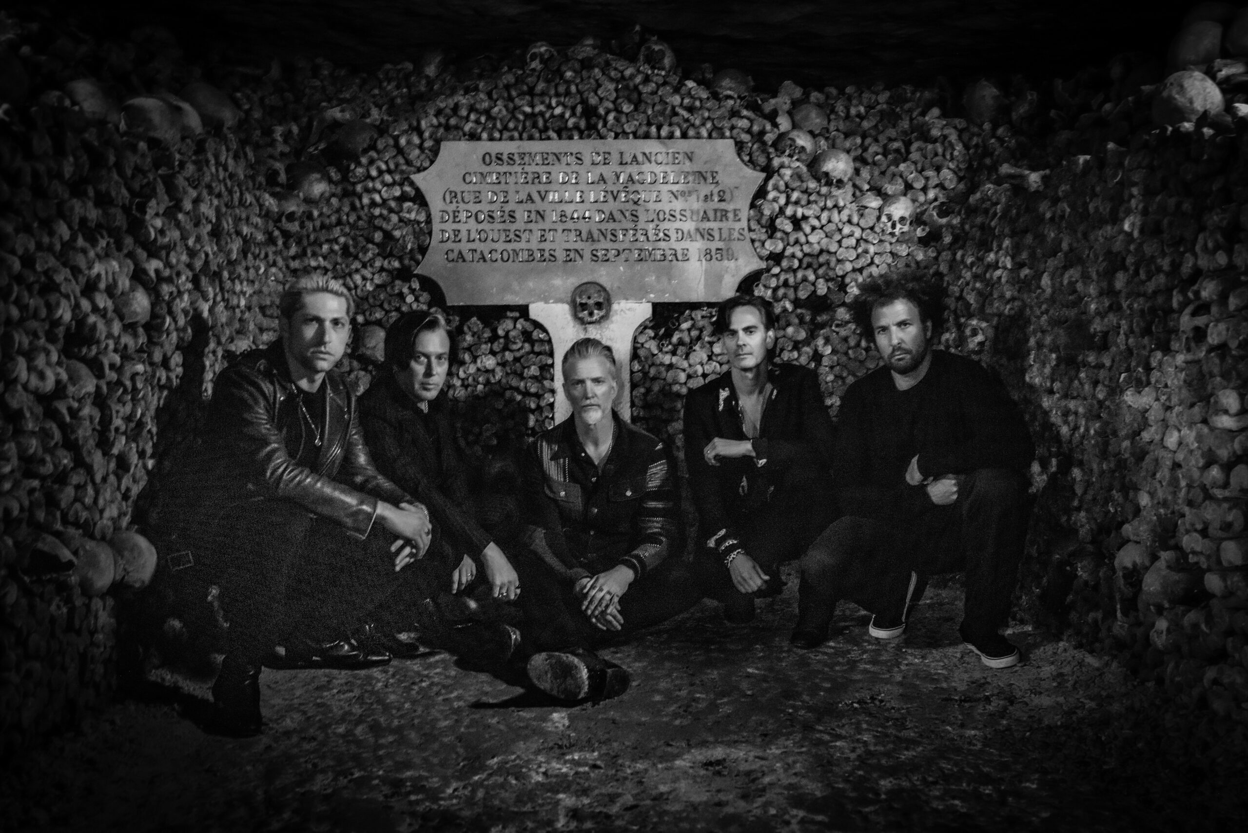 Queens of The Stone Age koncert a föld alól – megjelent az Alive in the Catacombs