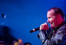 Tim Ripper Owens gyermekeivel a színpadon timripper