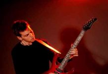 Magyar gitáros az amerikai gitársztár Steve Vai kiadójánál Jonas Tamas - Press photo