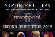 Simon Phillips – Válogatott zenekar kíséretében játszik Budapesten a TOTO egykori dobosa simon phillips-flyer 20150421